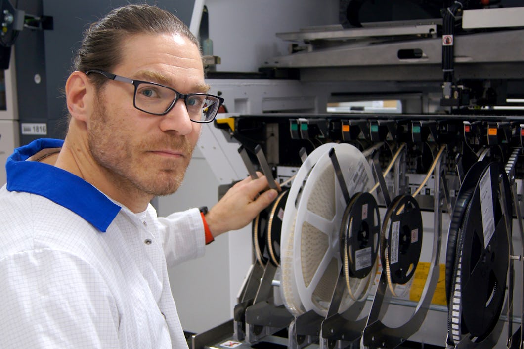 Johan Classon Leenéer, produktionstekniker, kontrollerar LED-chipen på rulle på väg in i maskineriet för att bli föärdiga kort till armaturer av olika sort. Fagerhult både tillverkar pch produktutvecklar numera själva sina LED-kort. Ett sätt att få kompetens inhouse, slippa beroende av underleverantörer och säkerställa kvalitén, menar företaget.