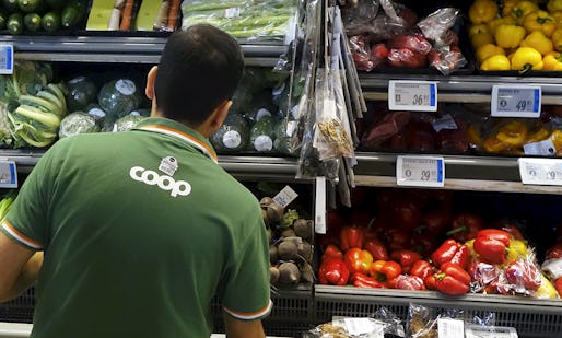 Ett antal heltidsanställda på Coop Forum tvingades gå ned i anställningstid utan att hänsyn togs till hur länge de varit anställda. Personen och butiken på bilden är inte de som nämns i artikeln. Foto: Hasse Holmberg/TT