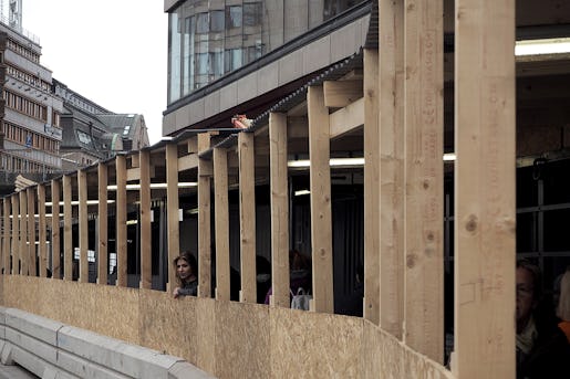 I Stockholm letar Nessrin Hussein jobb, men det är svårt. – Varför ska de betala mig 100 kronor i timmen när nyanlända nöjer sig med 2 000 i månaden? säger hon. Foto: Ammar Saad