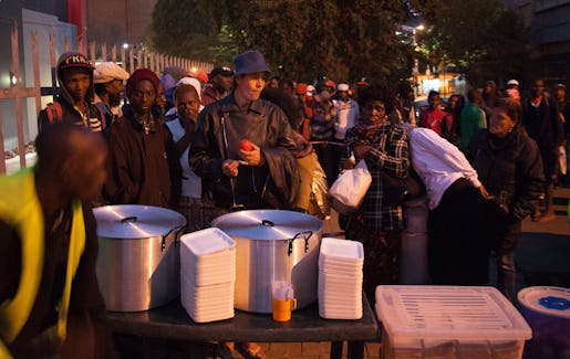 Soppköket i Doornfontein i Johannesburg delar varje tisdagkväll ut mat till uppemot 200 personer. Foto: Kevin Sutherland