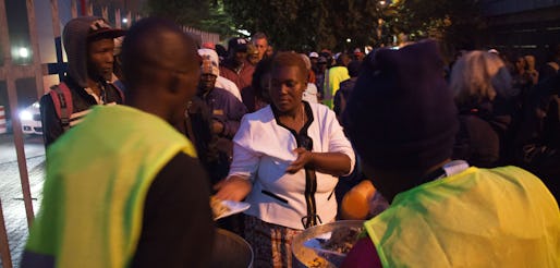Kvinnor får alltid mat först från volontärerna. Majoriteten av de köande är män. Foto: Kevin Sutherland
