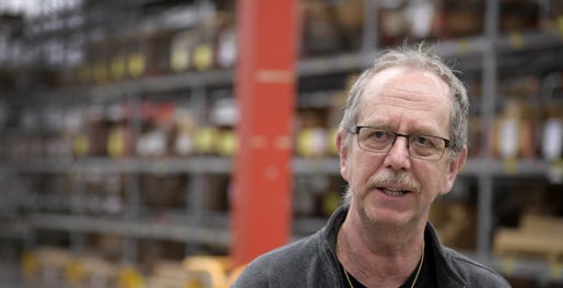 Ronny Vingqvist, som jobbat på lagret sedan 1973.