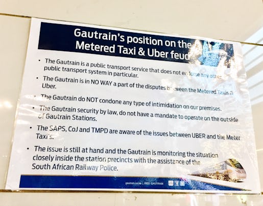 Intill perrongen på Sandton station sitter en skylt om att halvstatliga tågbolaget Gautrain tar avstånd från konflikten. Foto: Linda Flood