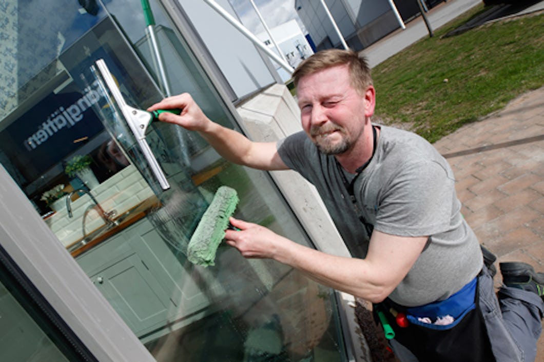 Peter Olsson, som driver en städfirma, tycker att det finns både för- och nackdelar med egenanställning.