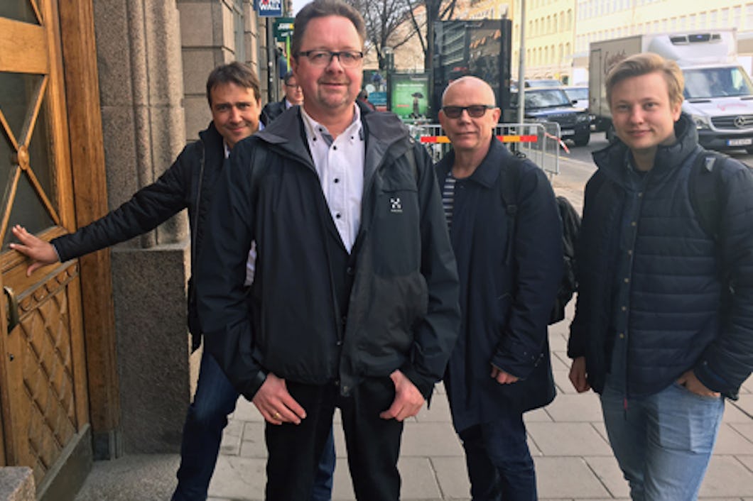 Joakim Oscarsson, Magnus Pettersson, Jari Visshed och Emil Isenheim från Fastighets, på väg in till förhandlingar med Fastigo.