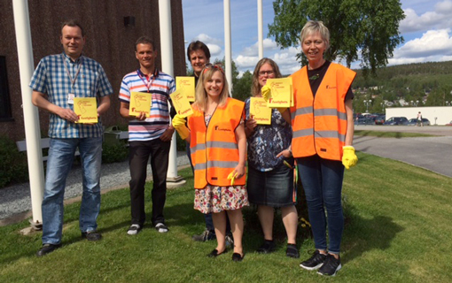 Olga Back och representanter från region Nord var ute på ett industriområde i Örnsköldsvik och uppmärksammade anställda om rättvisedagen.