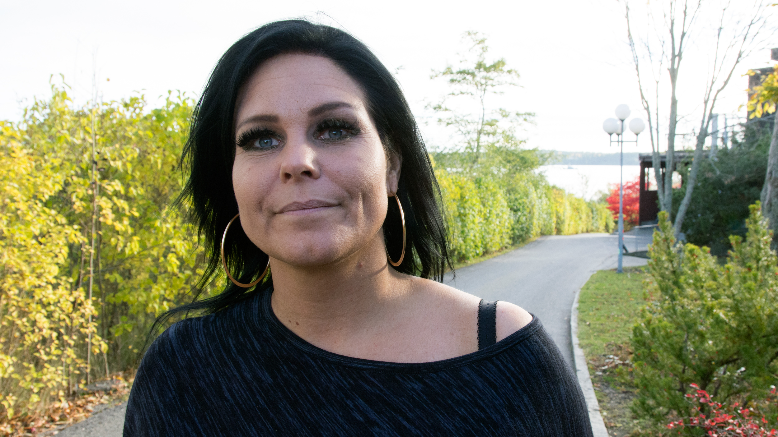 Porträtt på Victoria Morberg ute på en gata.