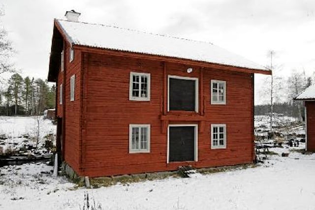 Ett rött trähus sett utifrån