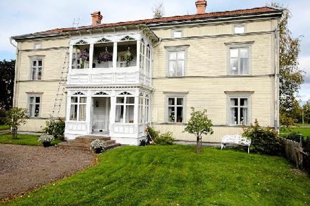 Ett stort vitt hus sett utifrån