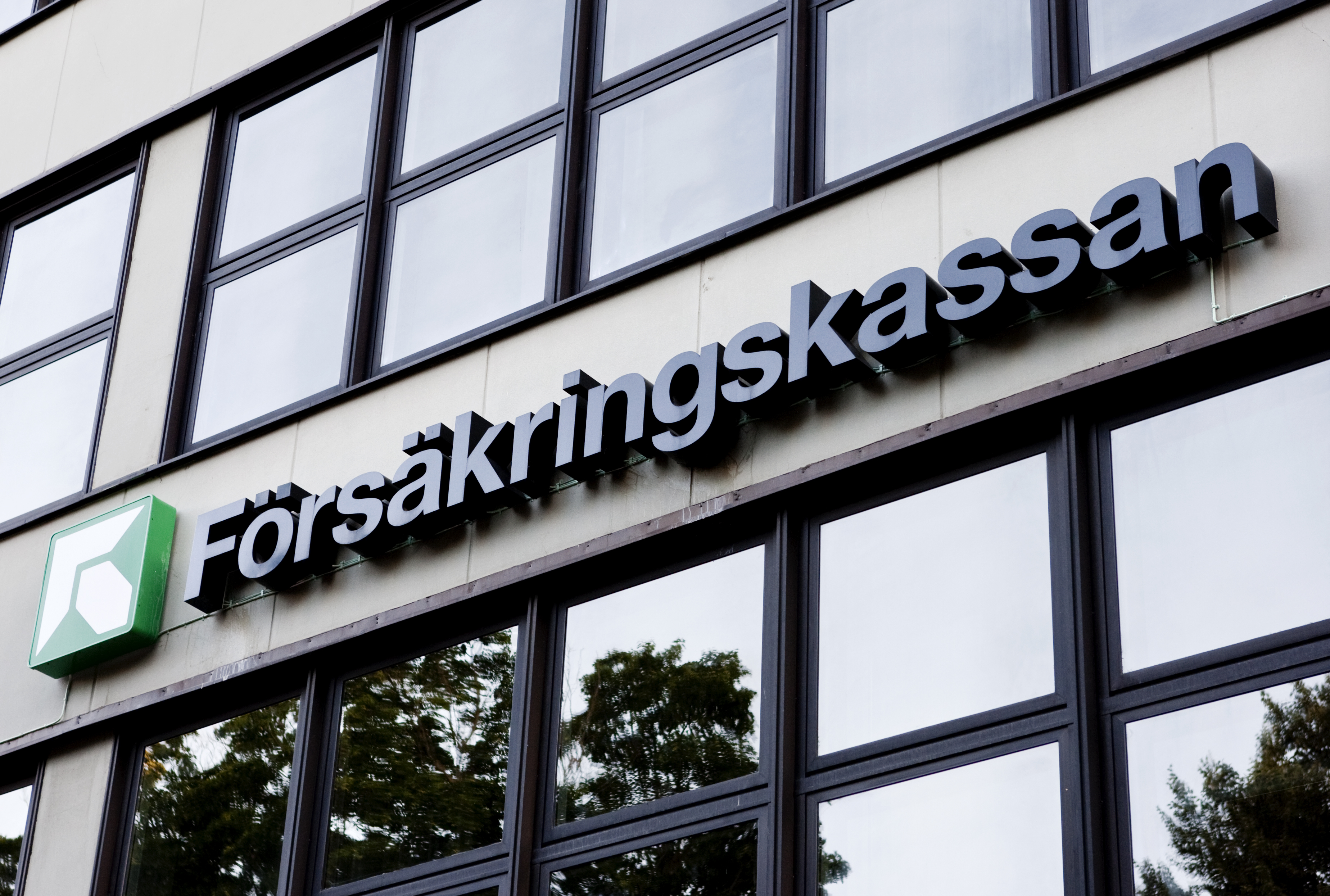 En byggnad med en skylt där det står Försäkringskassan.