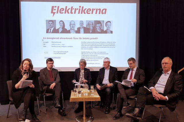 En grupp personer framför en presentation på en stor skärm