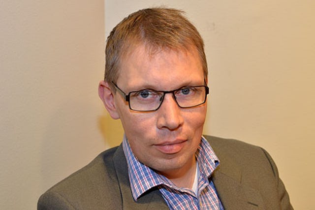 Porträtt på Nicklas Nilsson som tittar in i kameran.
