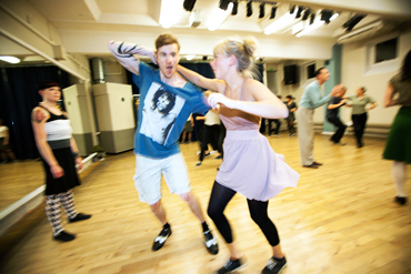 Sebastian Selberg och Annelie Sandström dansar lindy hop.