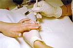 Julia får fransk manikyr, topparna på nageln målas vita.