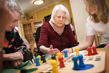 Kerstin Rundberg är glad att ha någon att spela sällskapsspel med.