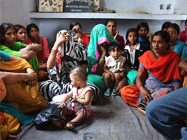 När byalkoholisten tittar in genom dörren, rycker några av kvinnorna ner sjalen för ansiktet. Blygsamt, som det anstår en sedesam kvinna.