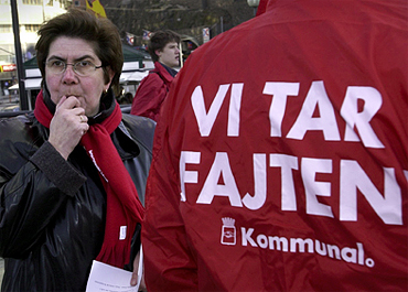 Ylva Thörns kommentar: Detta kort togs troligen den12 mars 2001. Vi hade en stor samling på Münchenbryggeriet för förtroendevalda och gjorde en demonstration, gick från Münchenbryggeriet till Slussen hela Hornsgatan fram 600-700 personer, jättehäftigt.