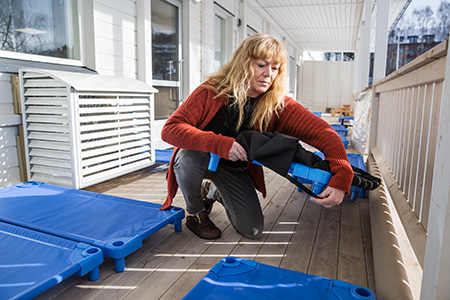 Therése Hermansson bäddar utomhus.