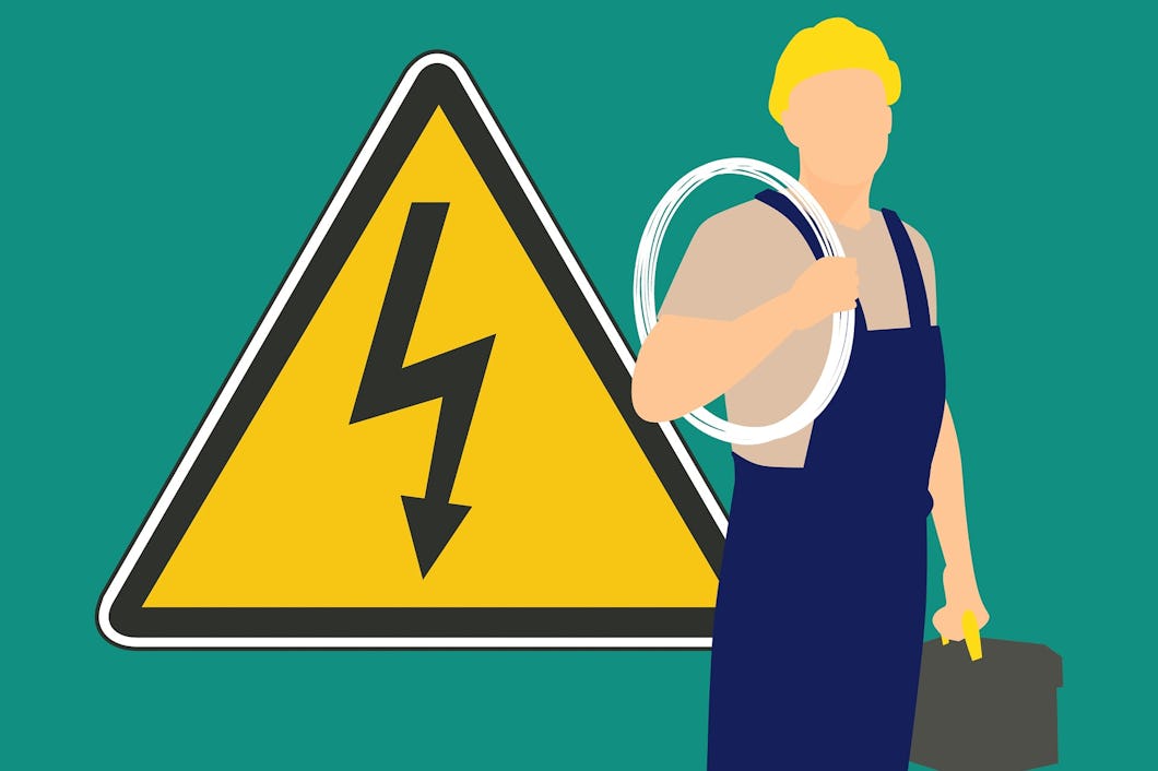 En tecknad elektriker framför en varningsskylt för elfara