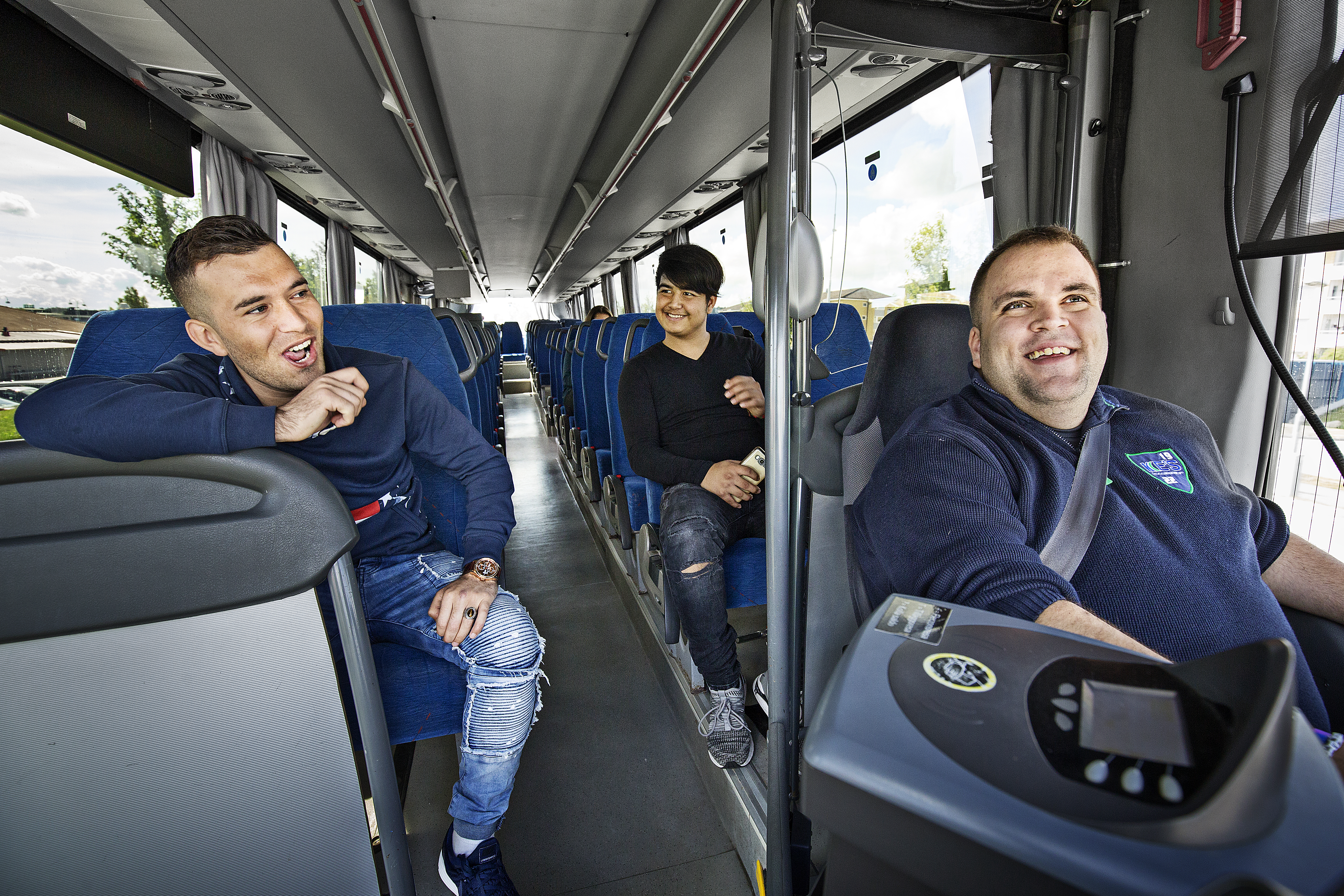 Martin Andreasson snackar med Abdullah Amini och Nor Yallah Alari.