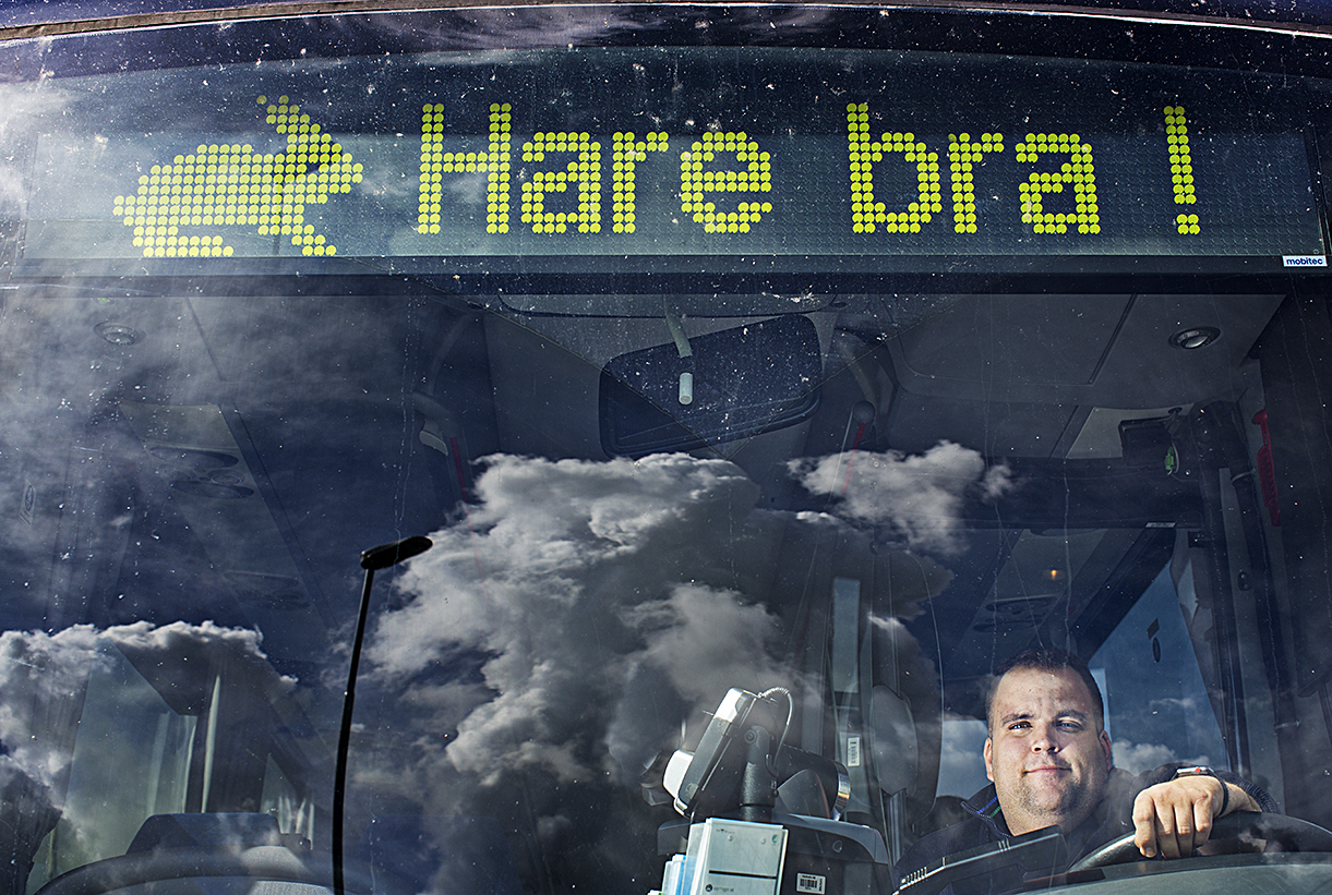 Martin Andreasson gillar att pigga upp sina passagerare med busskylten.