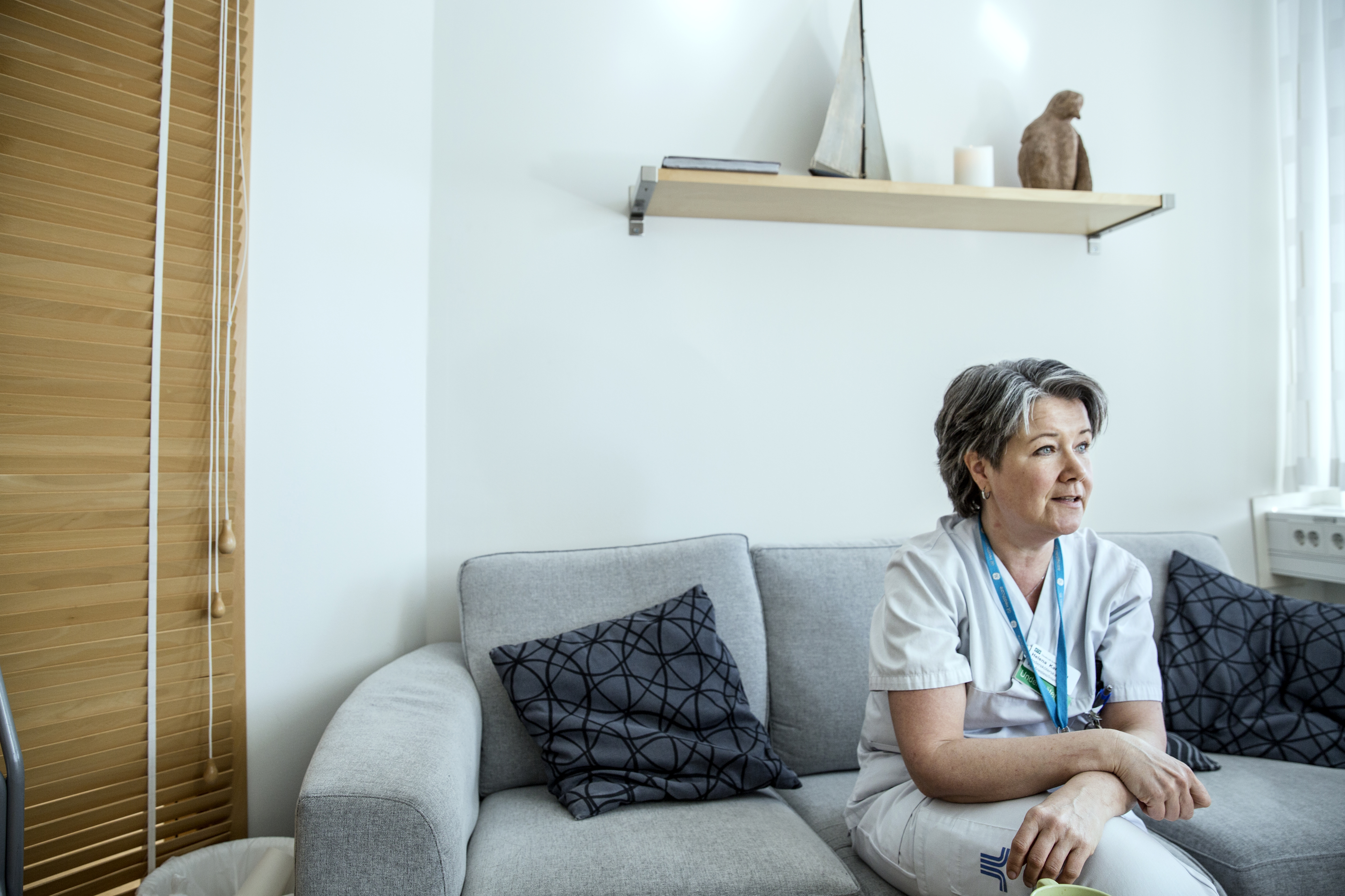 I rummet med den mjuka, grå soffan får Helena Karlsson och sörjande anhöriga möjlighet att prata i lugn och ro.