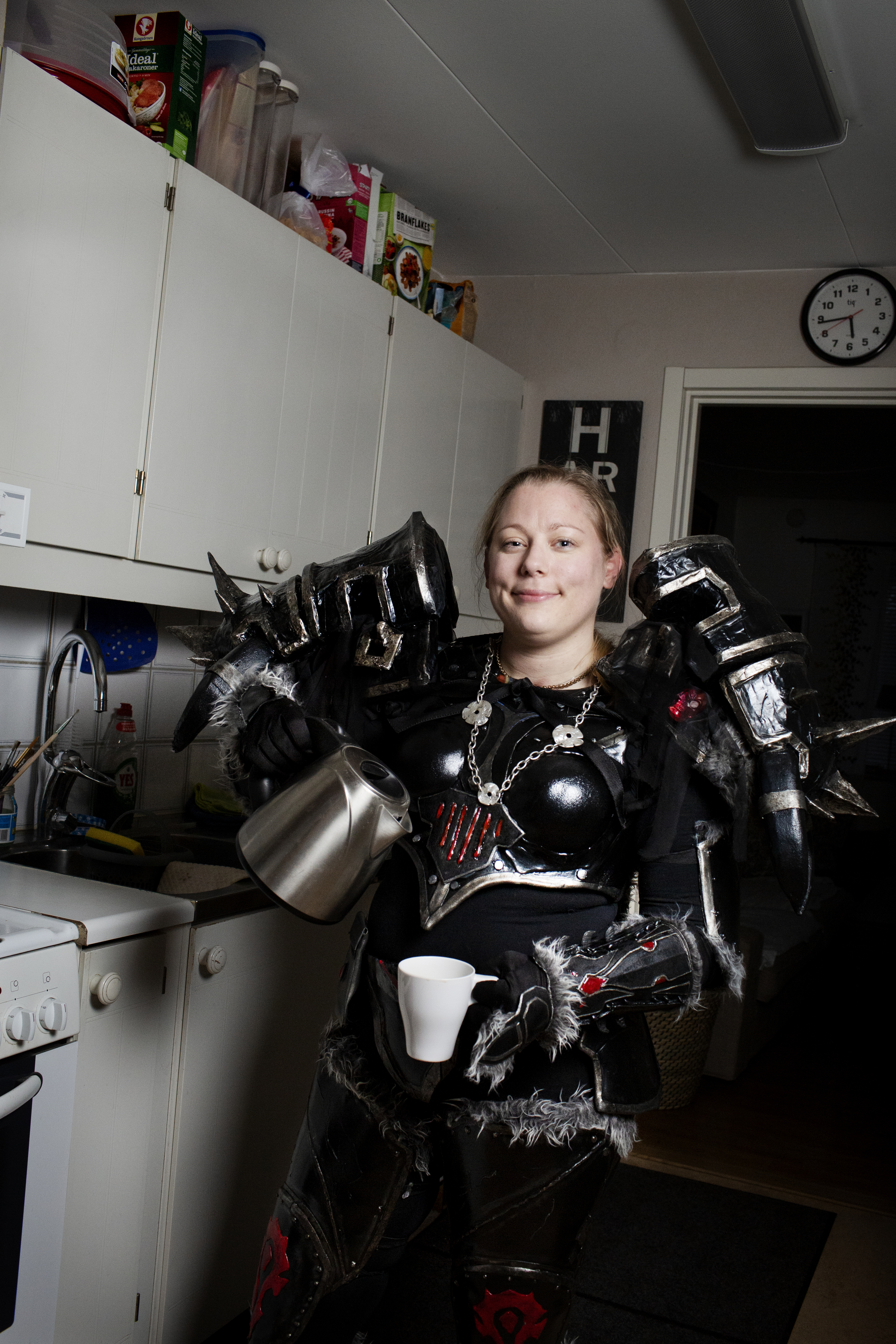 De grymma axelsköldarna ser väldigt tunga ut, men Li förklarar att de mest består av tidningar och fogskum. ”Däremot är det hemskt varmt!”
