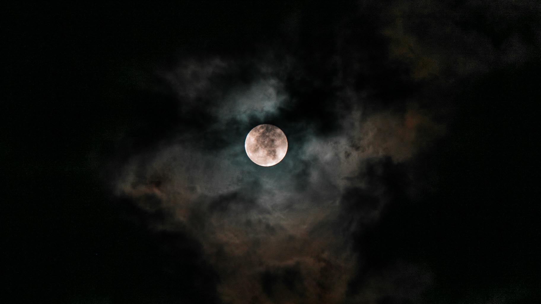 Måne i nattmörker. Sömnforskaren: Det här ska du tänka på om du jobbar natt