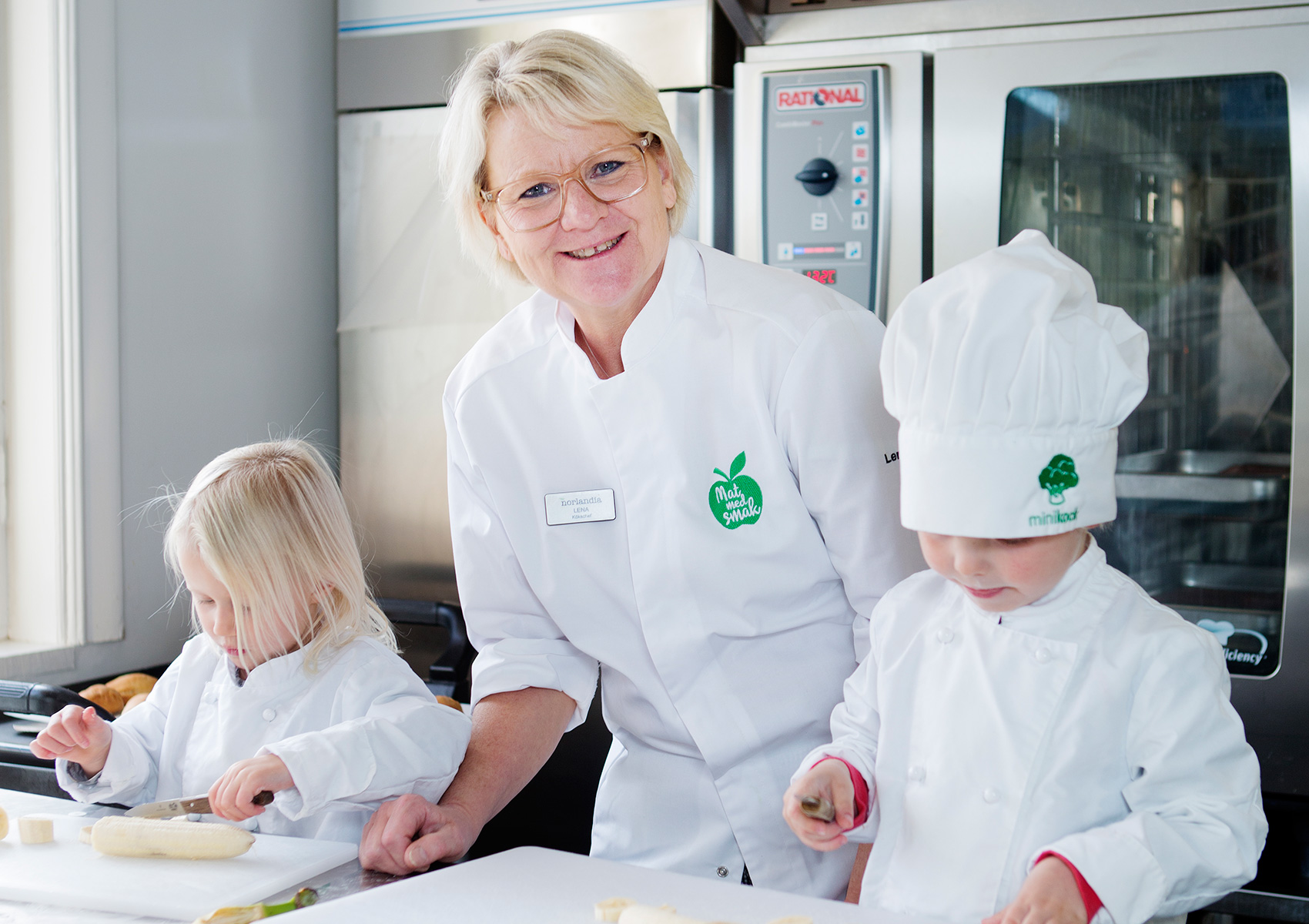 Lena Ryhnell fixar i köket med Alice Andersson Hallblom och Walter Jansson.