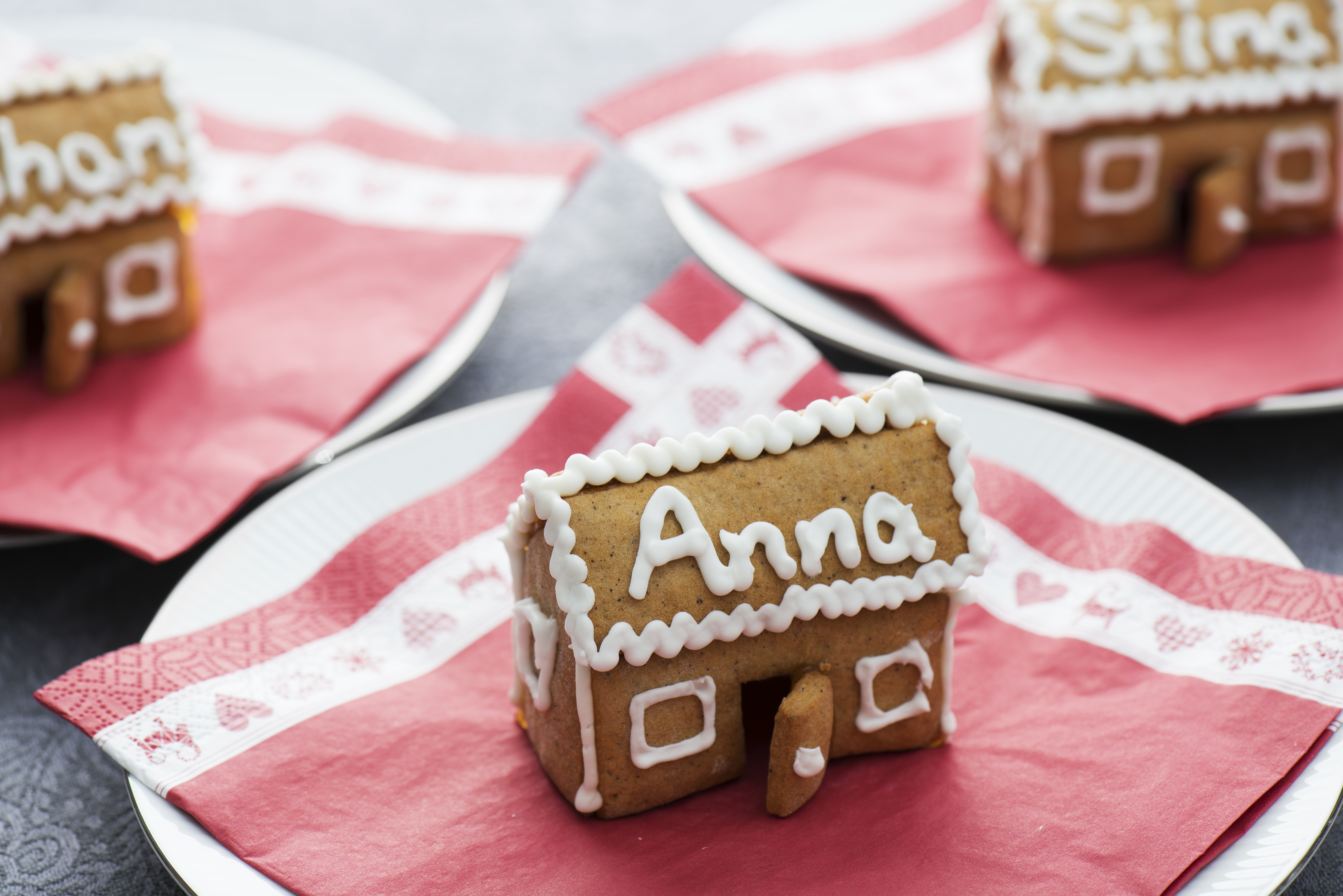 Små pepparkakshus blir en rolig bordsplacering.