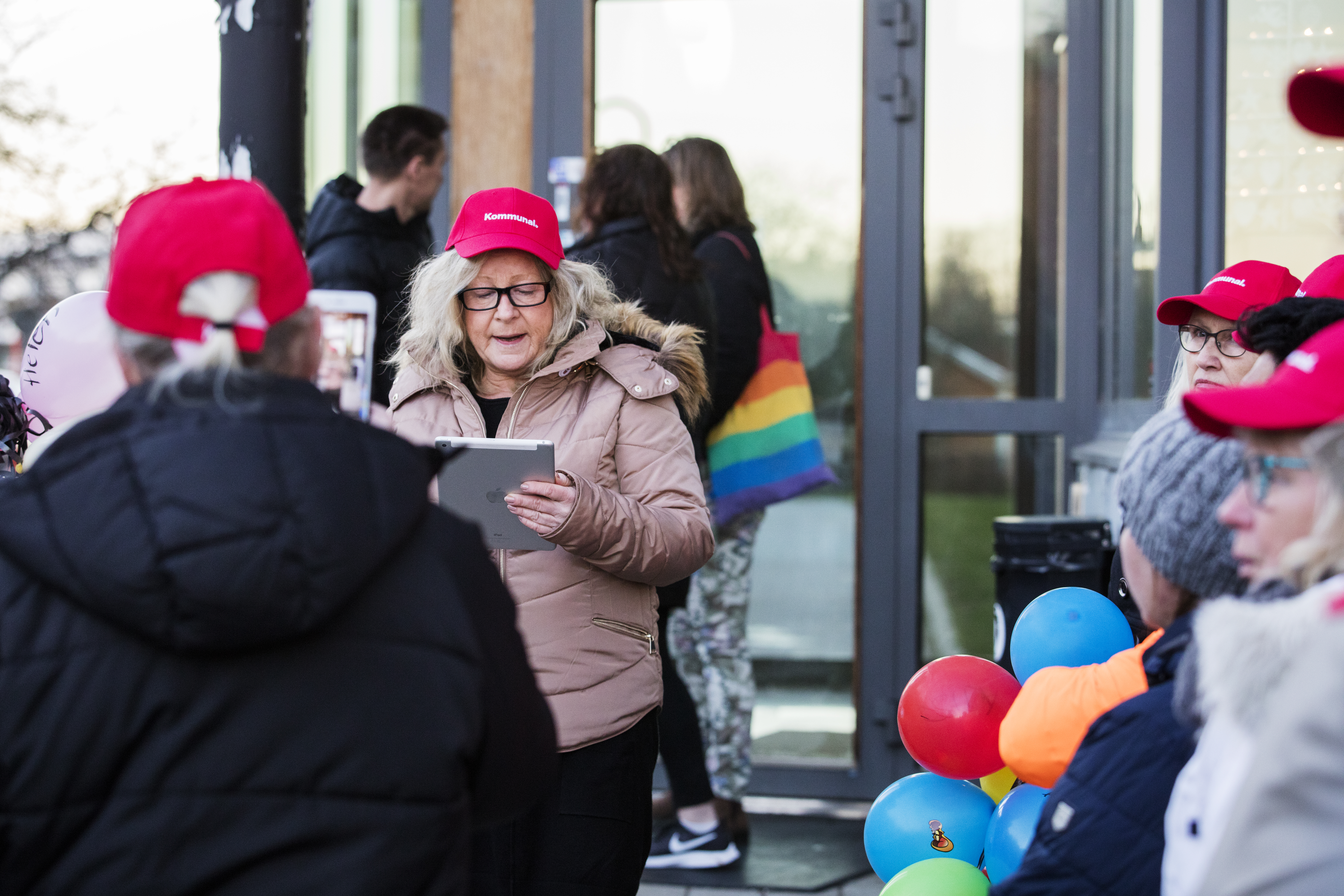 Åsa Blid talar på en manifestation i Söderköping.