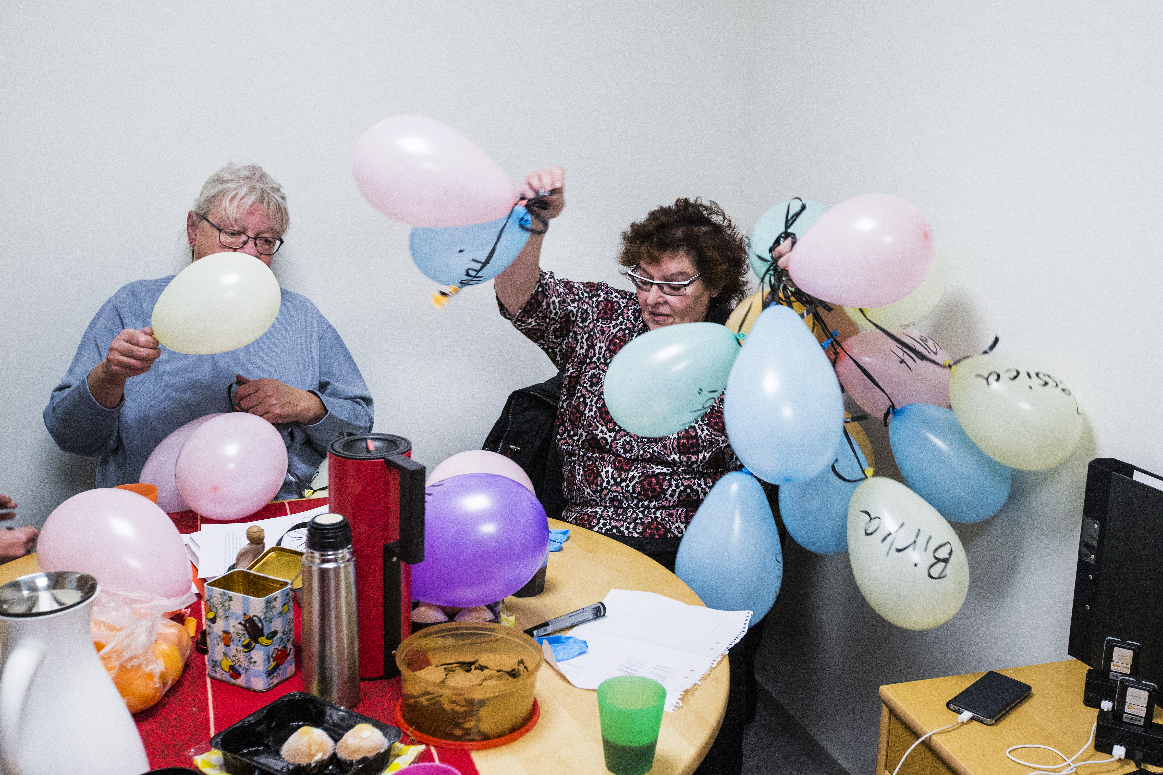 Bettan Hägg och Annika Stenman förbereder ballonger till manifestationen.
