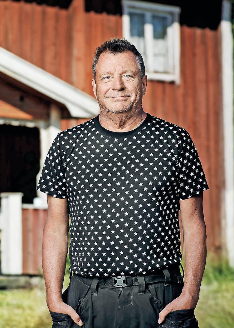 Göran står framför ett rött lantligt hus