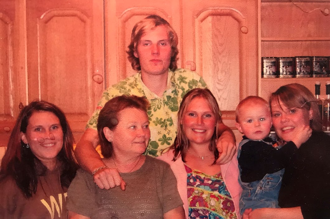 En glad Kalle med familjen.