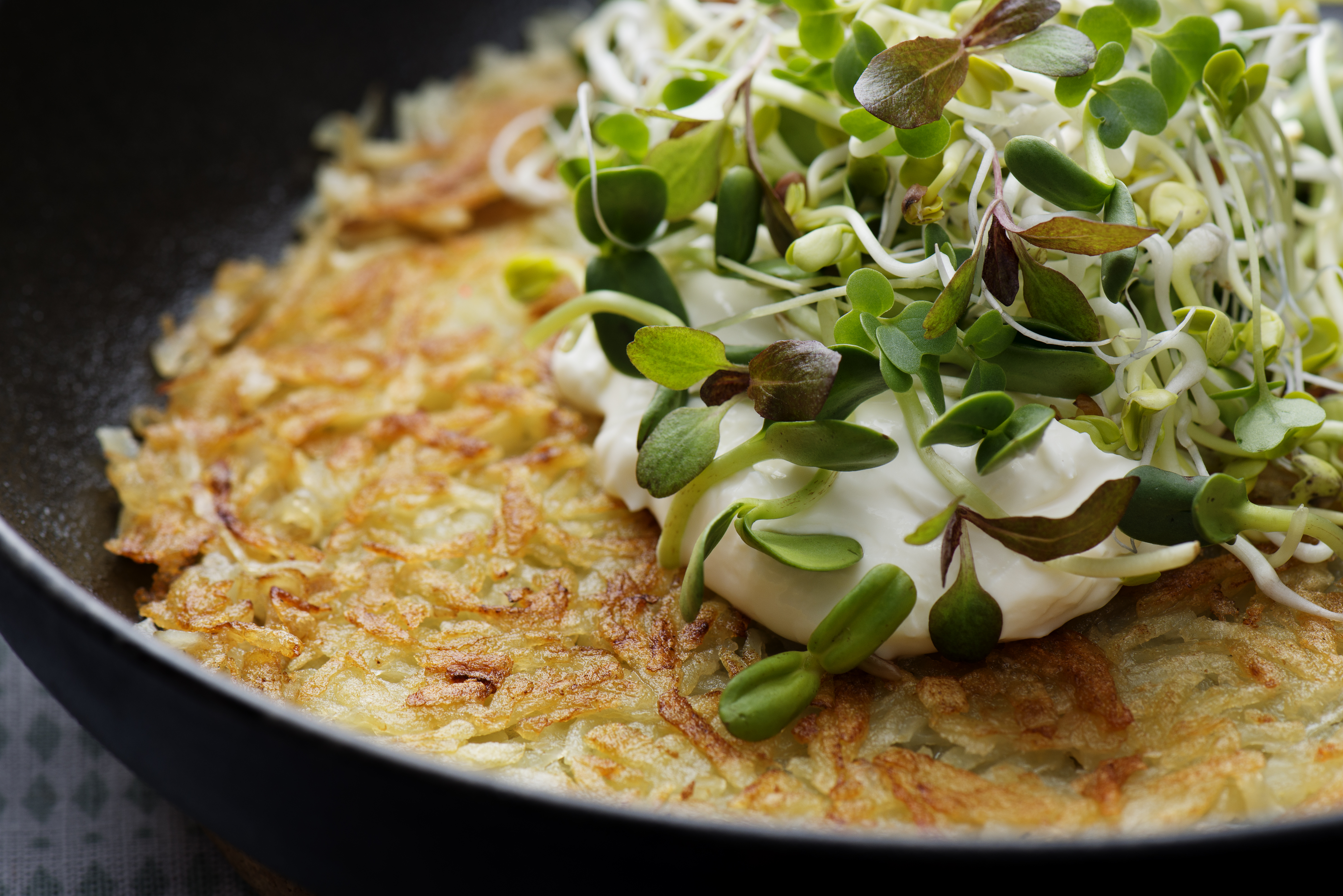 Råraka med groddtopping.