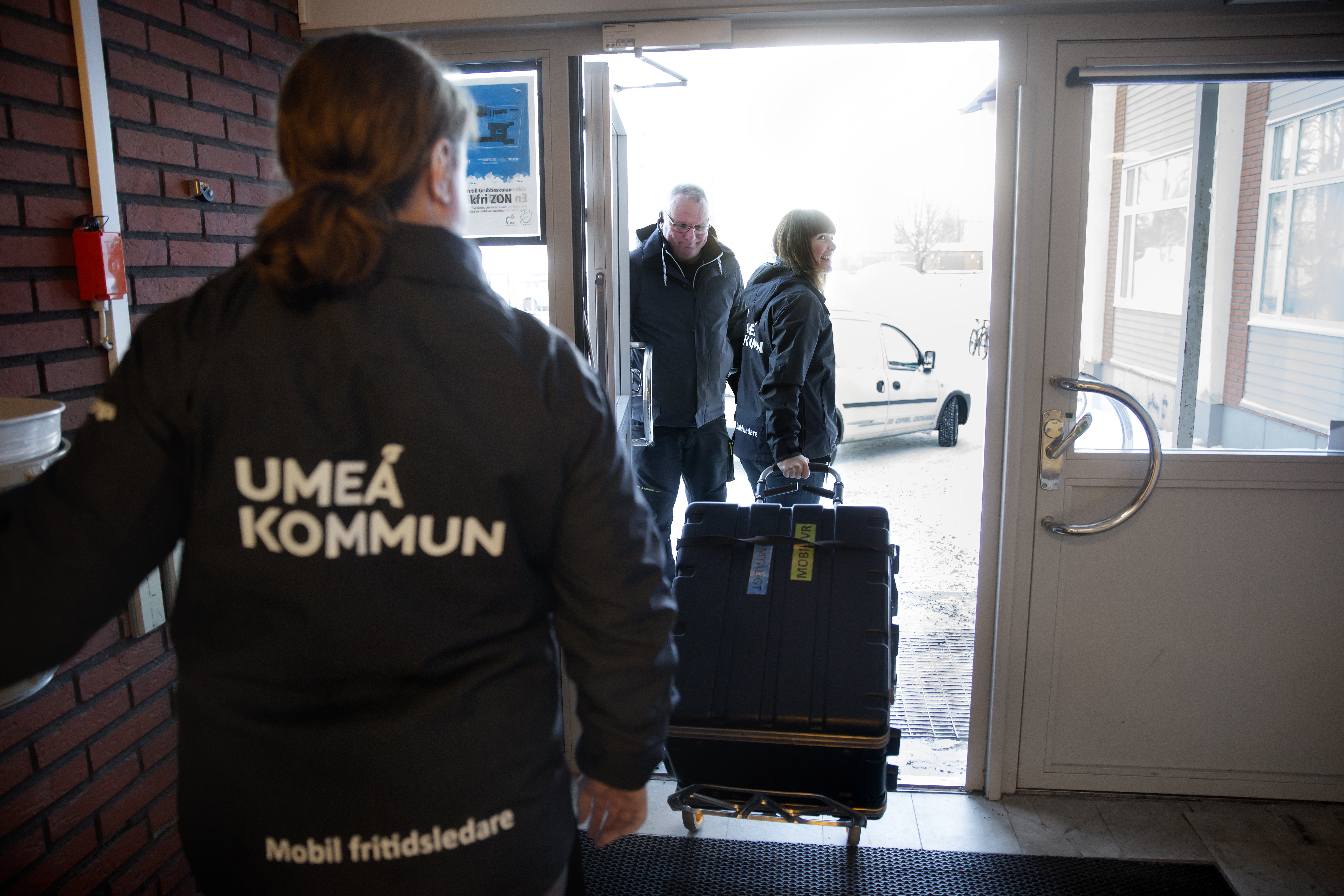 Erik Sandström, Göran Lind och Threse Östensson på väg ut på uppdrag.