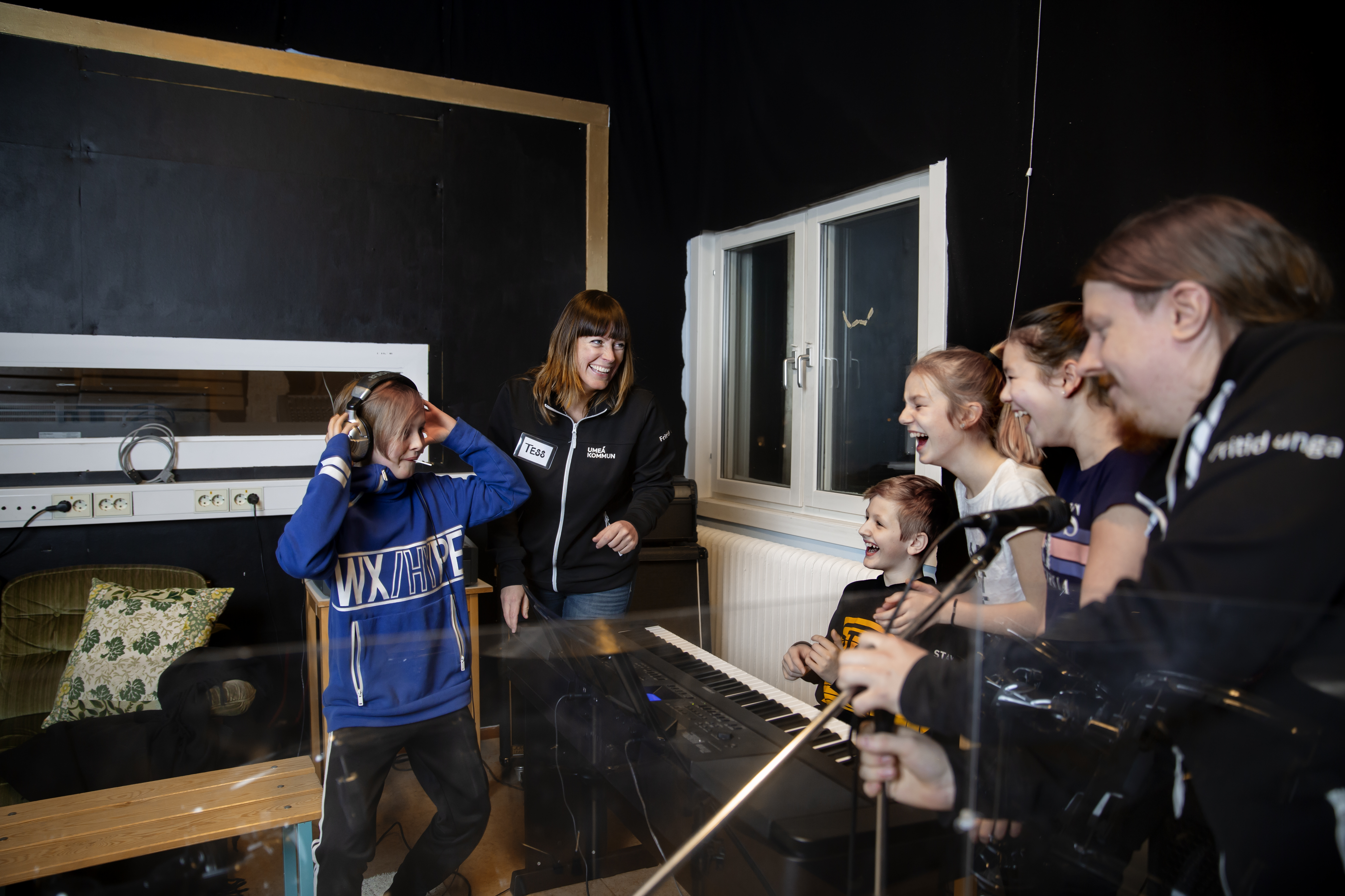 Therese Östensson och Erik Sandström tillsammans med ungdomarna Oliver Falk, Teddy Sandow, Tella Boman och Elin Wiklund.