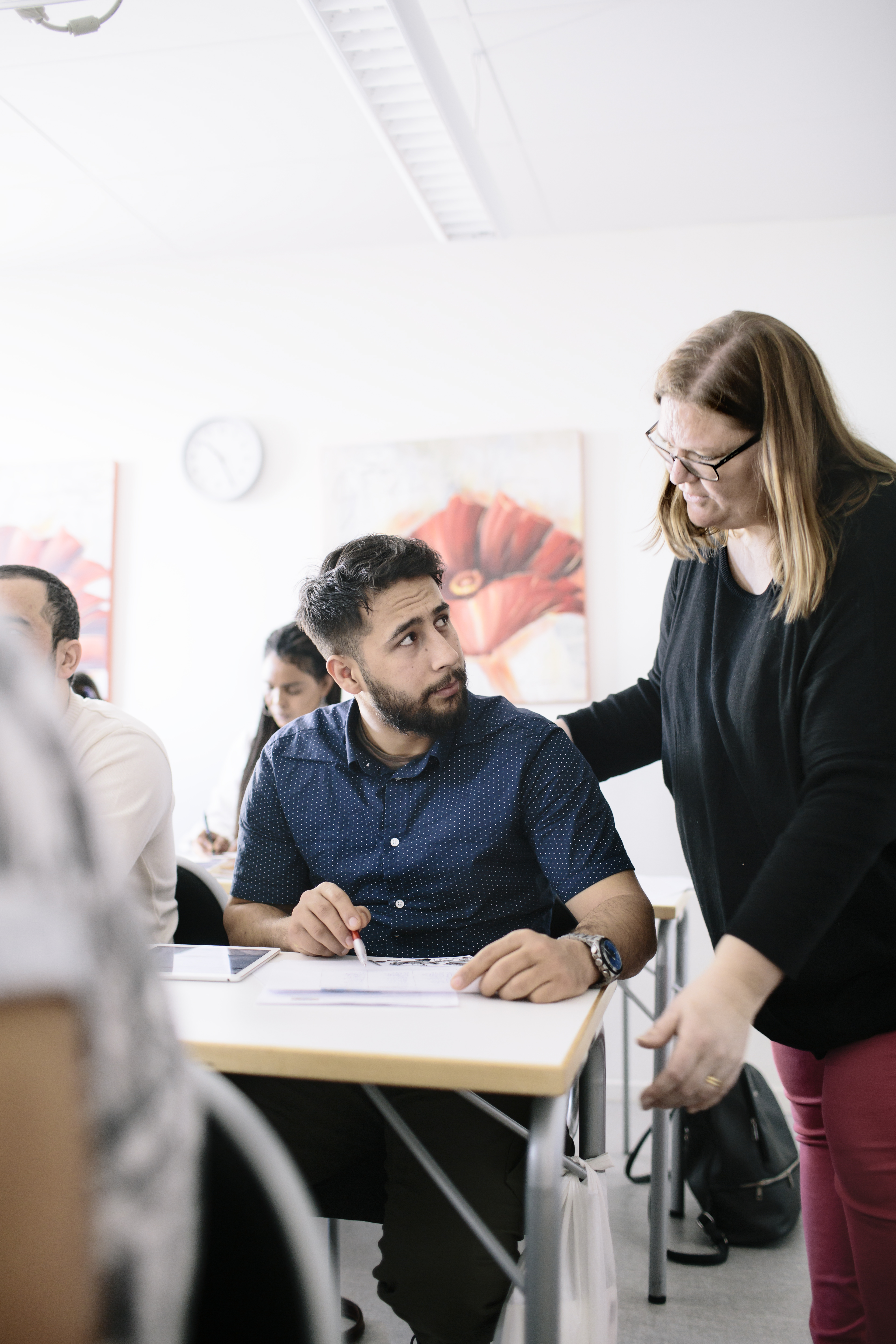 Annika Berglund hjälper Kamal Naseri.