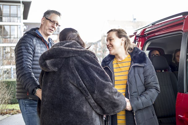 Tomas Wallin och Katarina Steffens gör en utflykt med de boende.