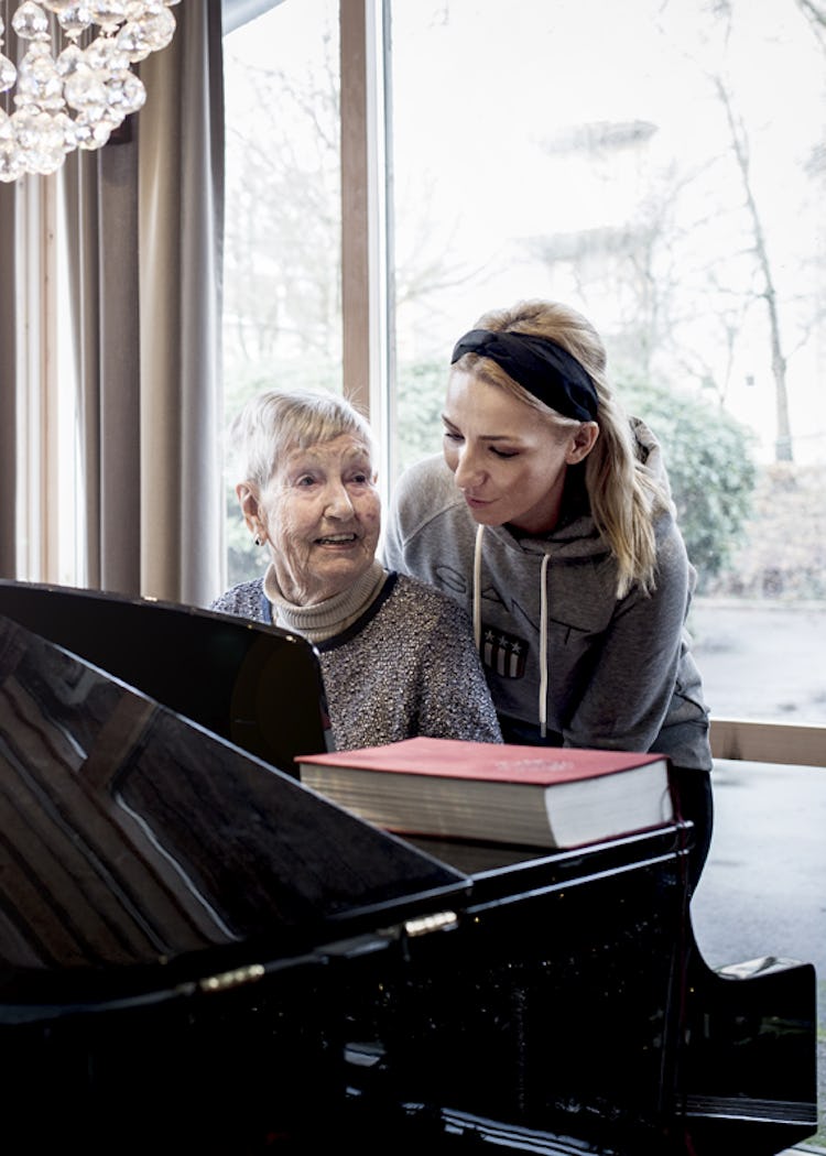 Mona Genberg spelar piano med Arbenita Ahmeti.