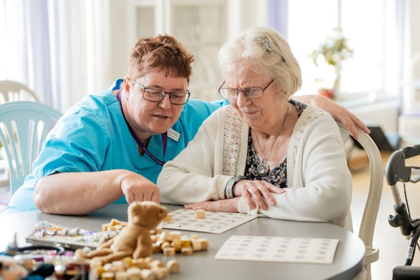 Ann-Sofie Ask spelar bingo med Kerstin Prinström.