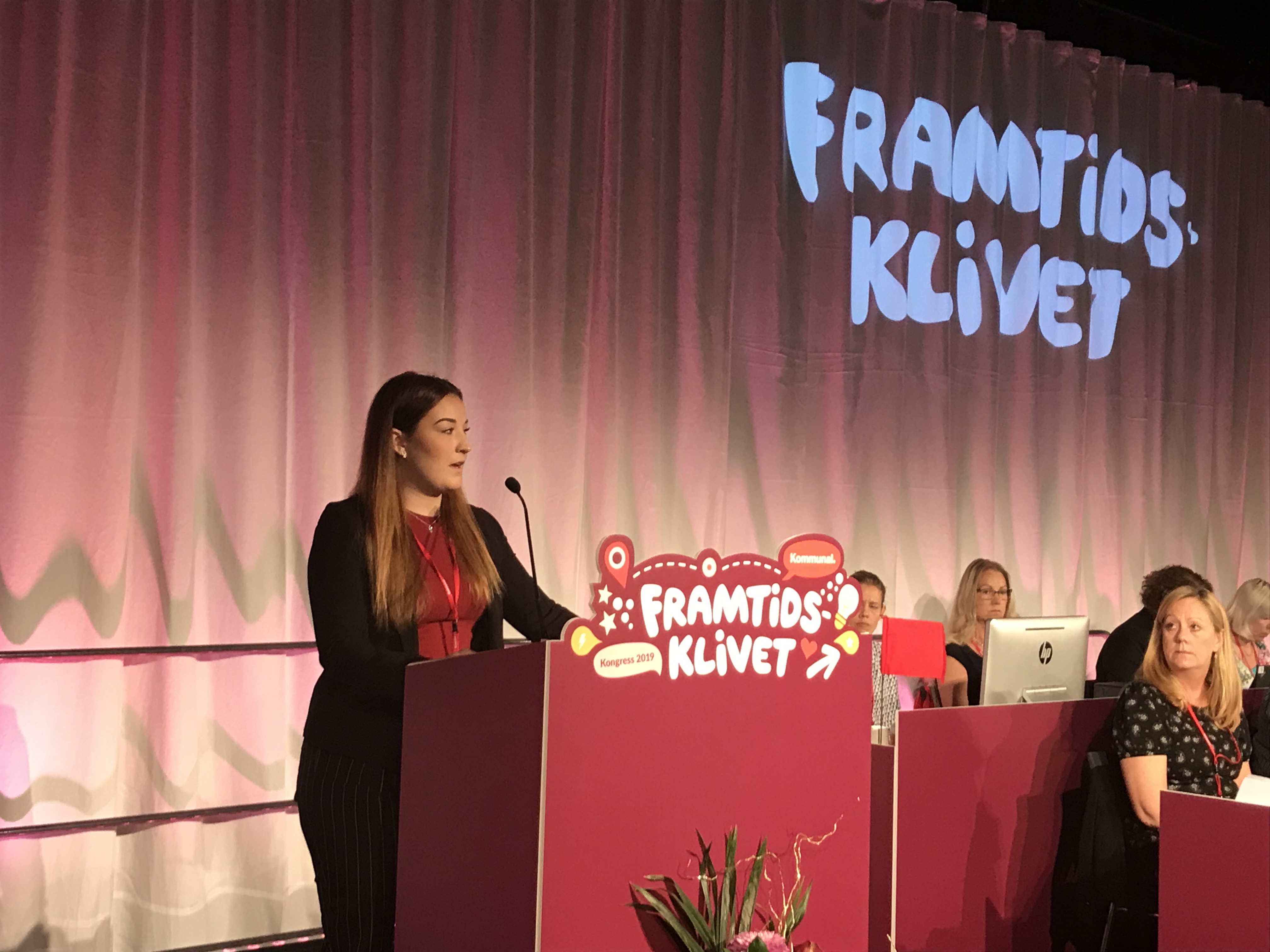 Elin Ljunggren i talarstolen.