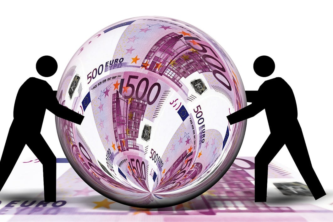 Två tecknade streckgubbar puffar på en kula med euro-sedlar i.