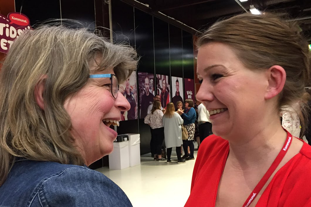 Lisa Bengtsson (till höger) gratuleras av ombudet Lena Ericson Höijer från Stockholm.