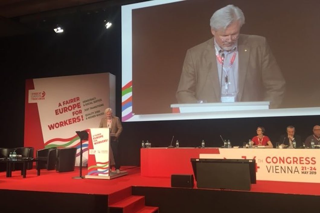 Torbjörn Johansson i talarstolen i Wien.