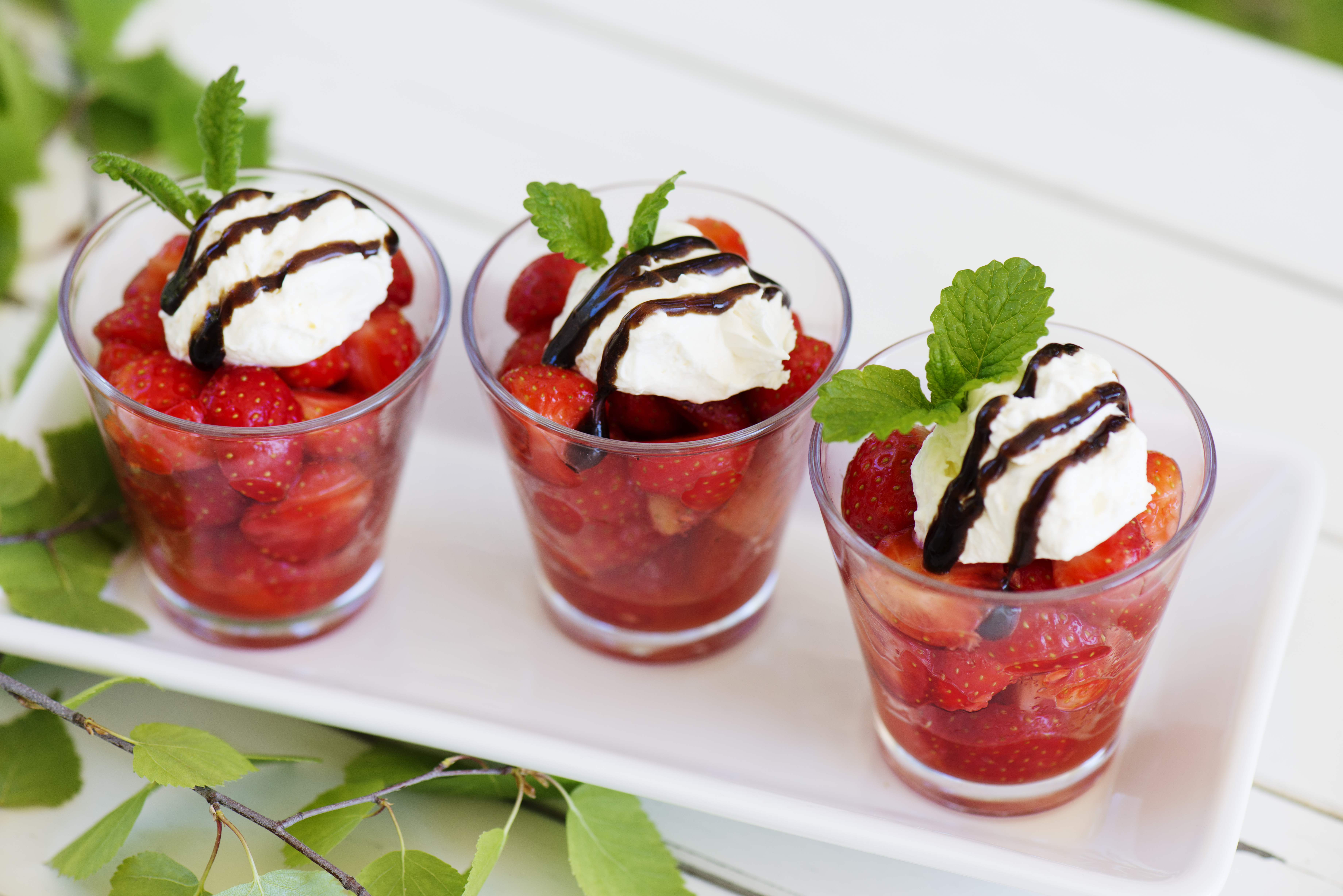 Marinerade jordgubbar med sting.