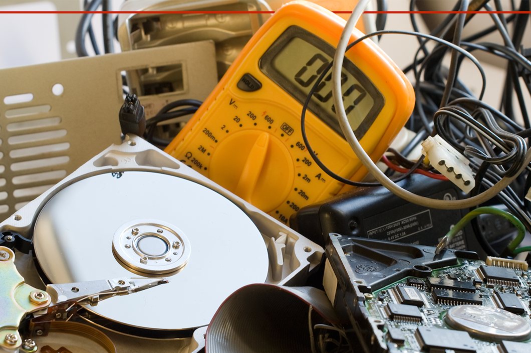 En rörig samling gammal elektronik