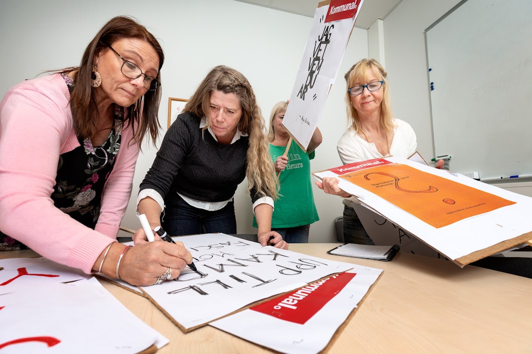 Johanna Rydqvist, Ulrika Winblad, Cecilia Landerberg och Mari Salé lägger sista handen vid första maj-plakaten.