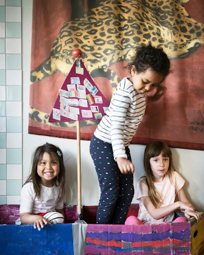 Cassandra Magnusson, Amanie Farah och Ena Husavic leker i båten som förskolan byggde när barnen drömde om att resa ut i världen.