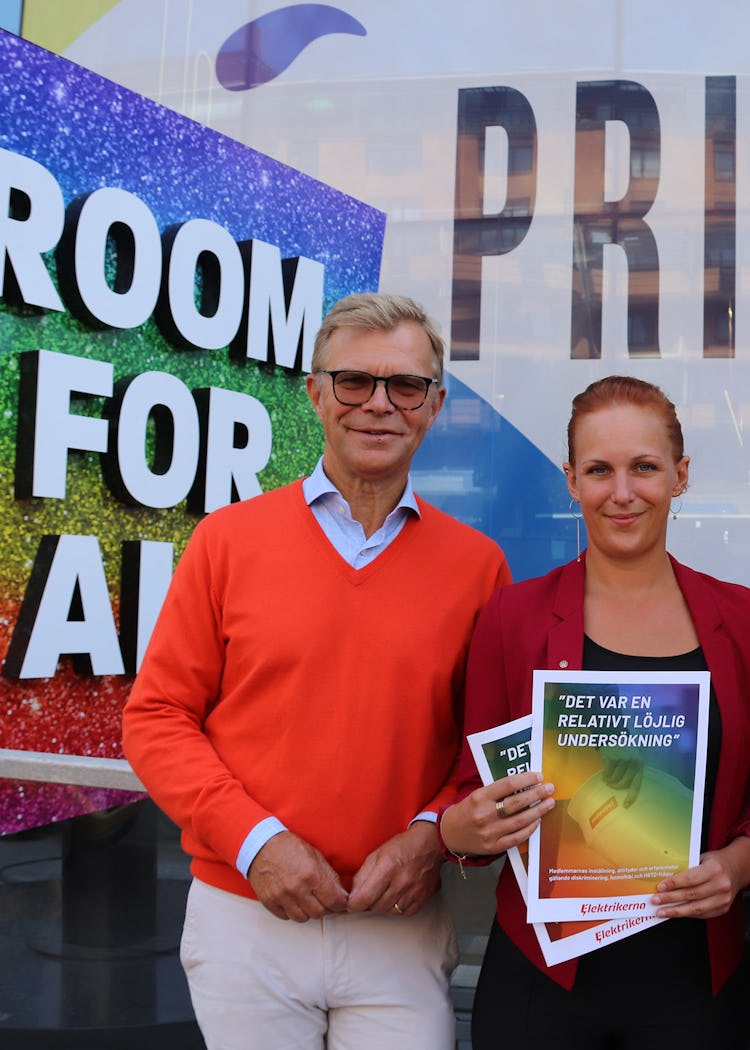 Ola Månsson, Louise Olsson och Per-Håkan Waern står framför en skylt med texten "Room for all", hållande utskrifter av rapporten i artikeln.